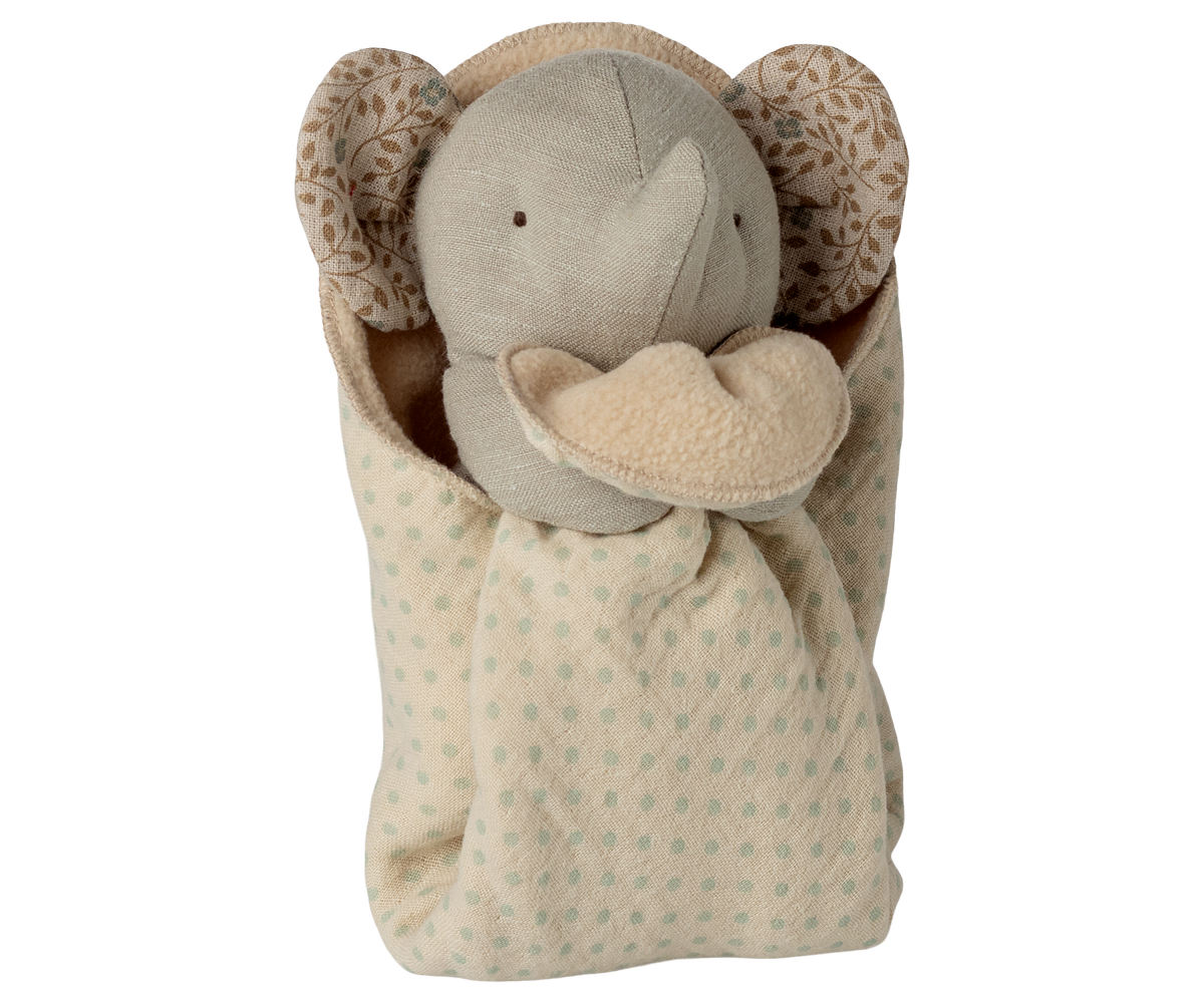 Babyelefant mit Kuscheltuch